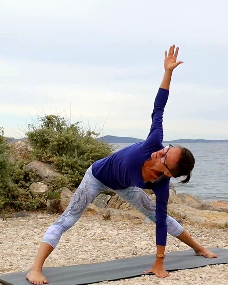 Brigitte Gabler in der Dreieckshaltung am Meer